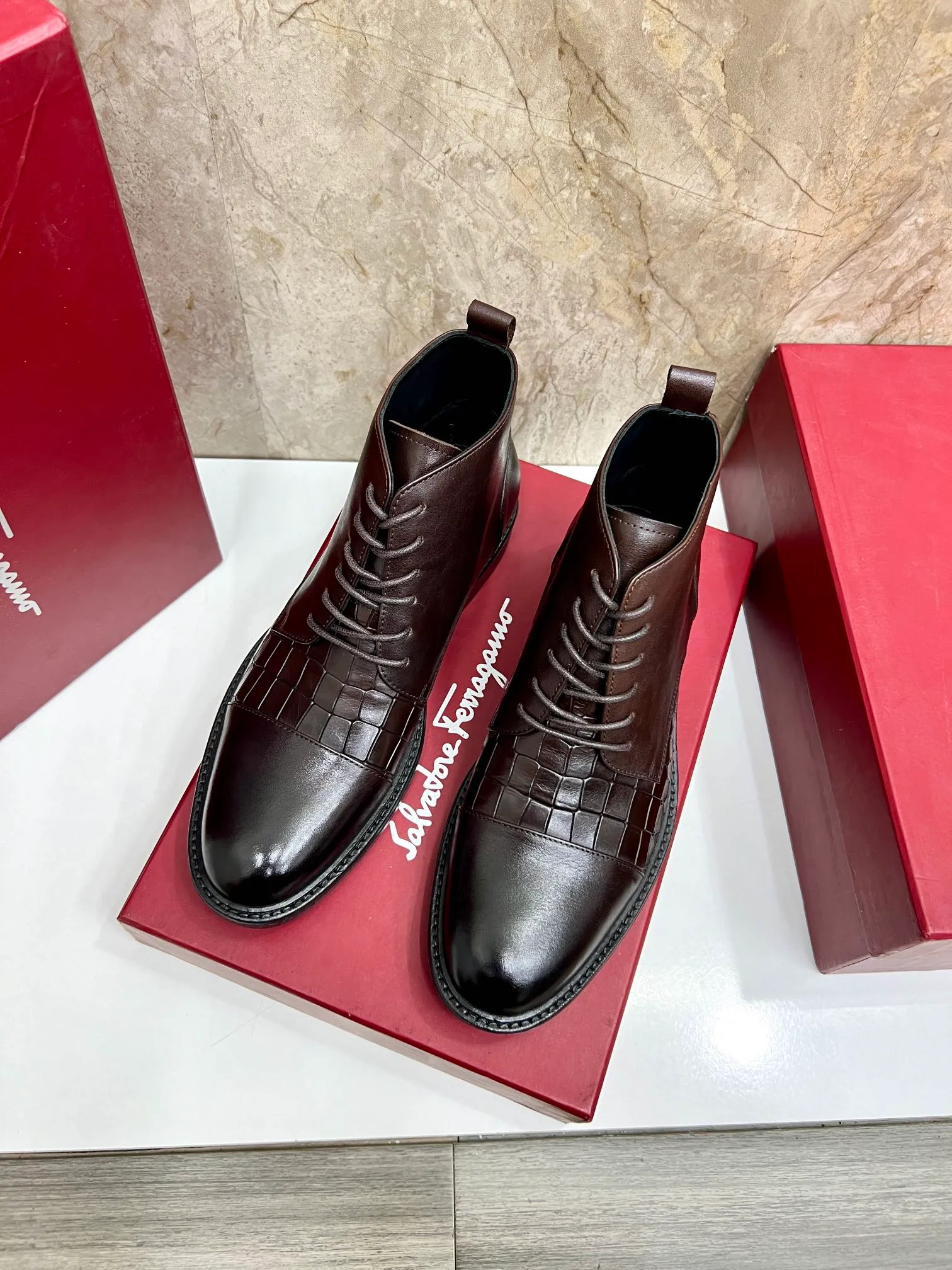 Original order quality: Men's shoes 💰700 Brand: Ferragamo (Ferragamo) One size larger: Men's size 38-44 (45 customized) Grade: Same style as the official website High-end men's shoes Material: Original cowhide, cowhide lining, original outsole Style category: Chelsea men's boots Fashion trend Color: Actual picture
